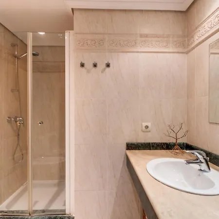 Apartamento Ultimate - 2br 5 Min Het - Selwo Hills 2 *